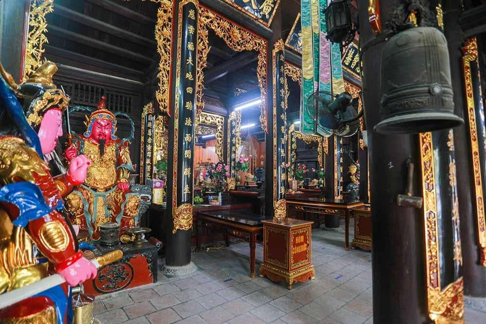 Dâng lễ tại Điện Thờ Mẫu để cầu tình duyên, gia đạo. 